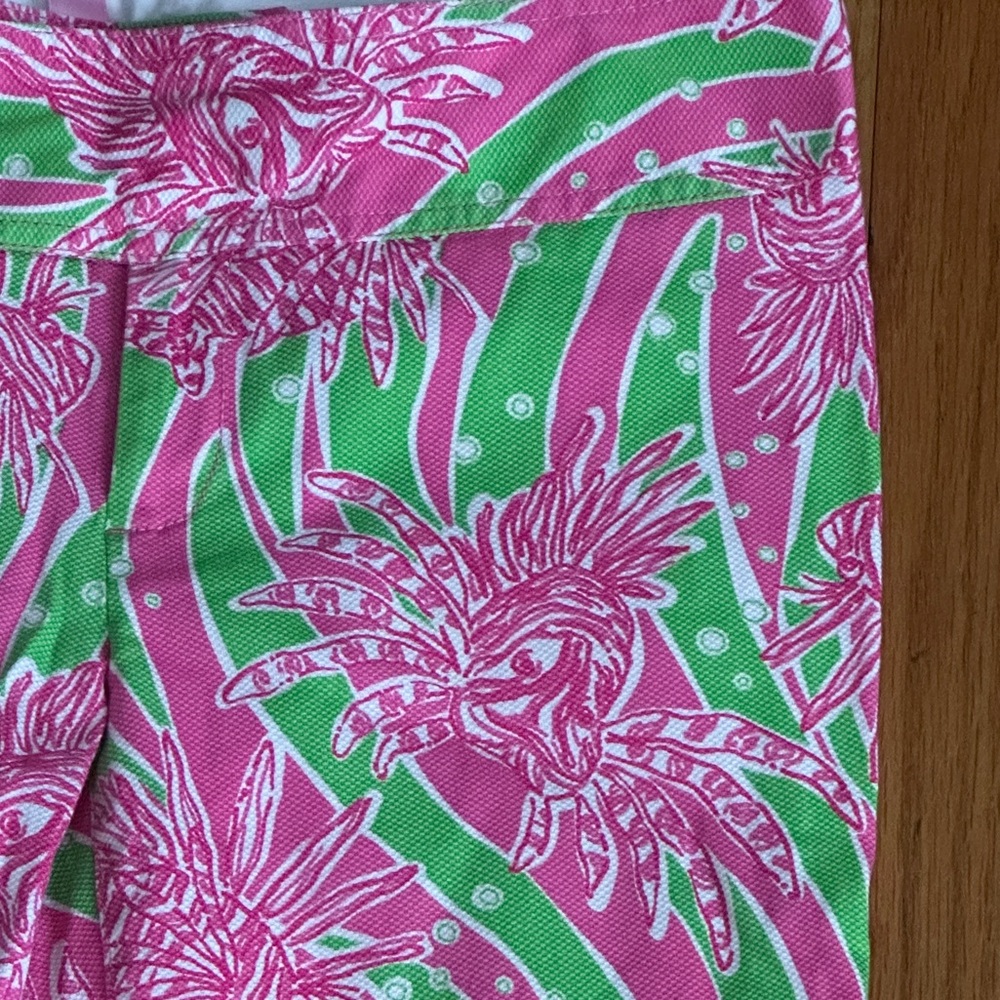 Lilly Pulitzer Size 4- Cropped 'Easy Tiger' Green Tiger fish pants, LIKE NEW! - Picture 4 of 6